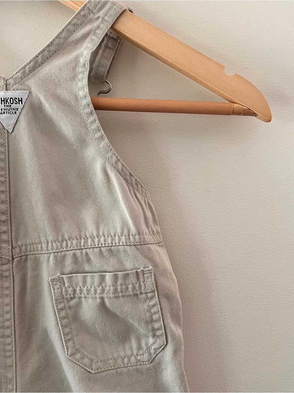 Baby OshKosh B'gosh Beige Shortall Overalls Embroiderd lizard bugs 6-9mos EUC